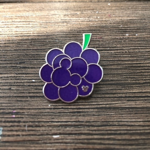 Disney Official Trading Pin: Hidden Mickey: Bunch of Grapes - Picture 1 of 2